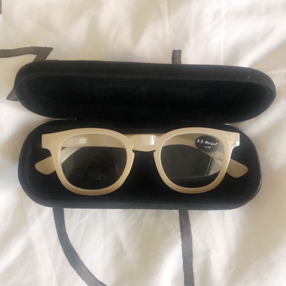 🤓 NWT! A.J. Morgan Readers in cream